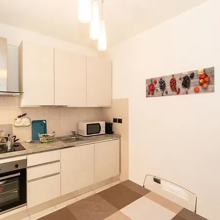 Guesthost - Casa Like With Parking