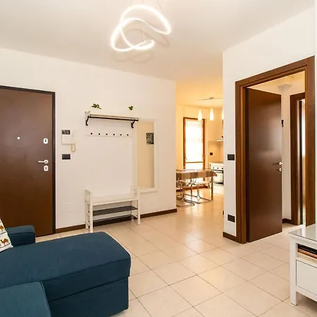 Guesthost - Casa Like With Parking