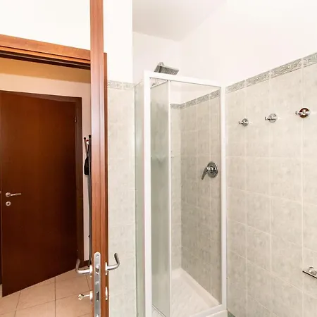 Guesthost - Casa Like With Parking Διαμέρισμα